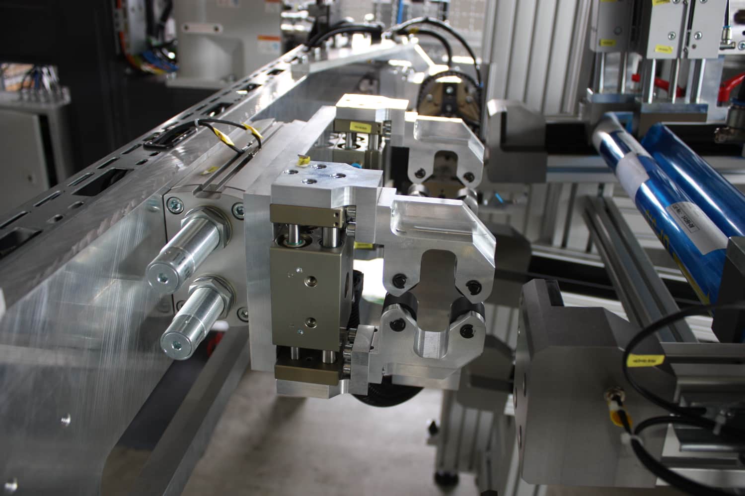  Beispiel Roboterzelle für in der Großserienfertigung von Klein-Bauteilen Automatische Bauteilzuführung, -reinigung, optische Endprüfung und Verpackung in kundenspezifische Behältnisse 